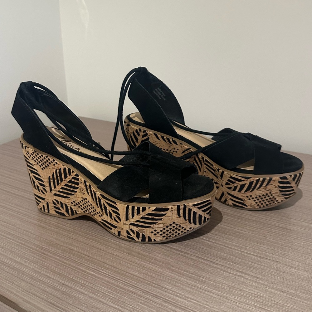 Sbicca Black Patterned Platform Wedges- size 9